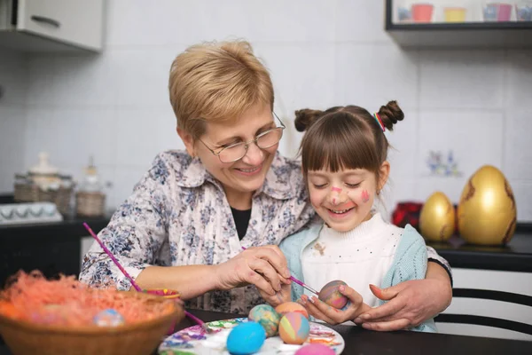 Великодня і сімейна концепція — стокове фото