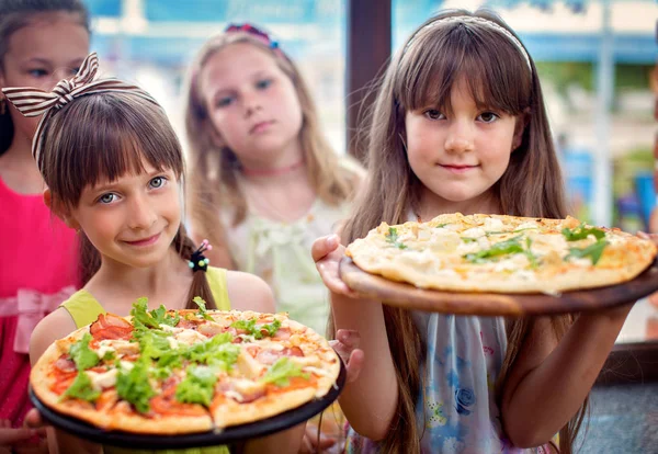 Gelukkige Kinderen Eten Pizza Plezier Samen — Stockfoto