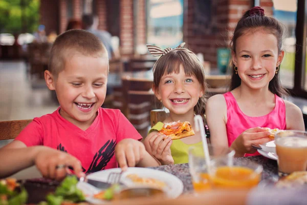 Ευτυχισμένα Παιδιά Τρώει Πίτσα Και Διασκεδάσουμε Μαζί — Φωτογραφία Αρχείου