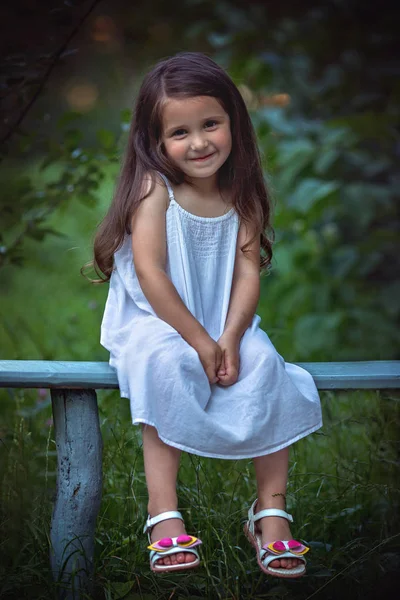 Sevimli Küçük Kız Bahçede Eğlenir — Stok fotoğraf