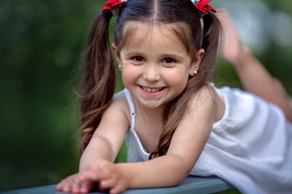 可爱的小微笑的女孩户外 — 图库照片