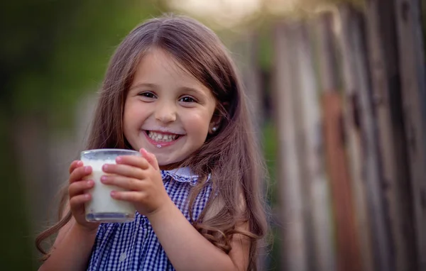 可爱的小女孩在农村喝牛奶 — 图库照片