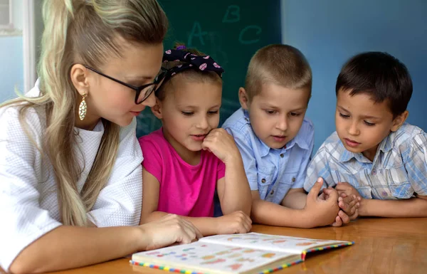 Lezione Piccoli Scolari Stanno Ascoltando Loro Insegnante Classe — Foto Stock