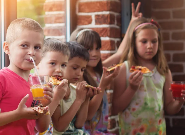 Glada Barn Äta Pizza Och Roligt Tillsammans — Stockfoto