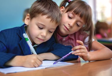 Ders. Küçük okul öğretmenleri sınıfta dinliyor musun