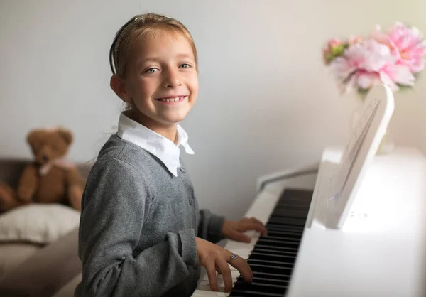 Cute Little Girl Playing Piano — Stock Photo, Image