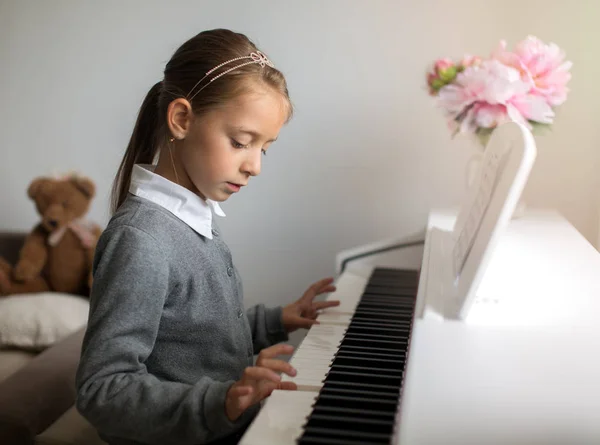 Carino Bambina Che Suona Pianoforte — Foto Stock