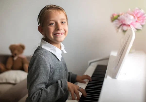 Petite Fille Mignonne Jouant Piano — Photo