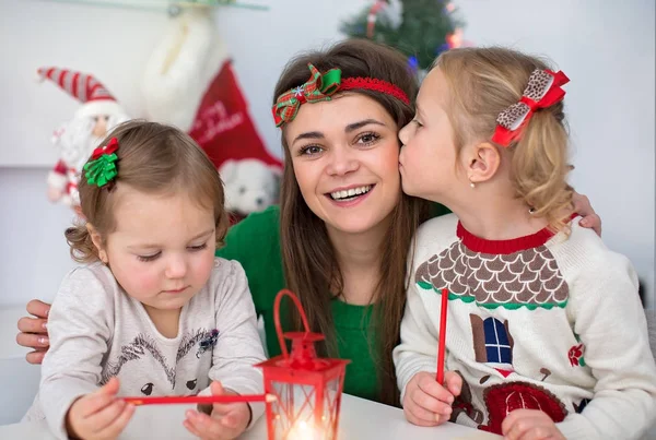 Portrait Mère Avec Filles Écrire Une Lettre Père Noël Veille — Photo