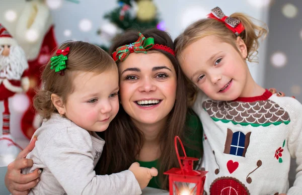 크리스마스 이브에 딸들을 어머니의 — 스톡 사진