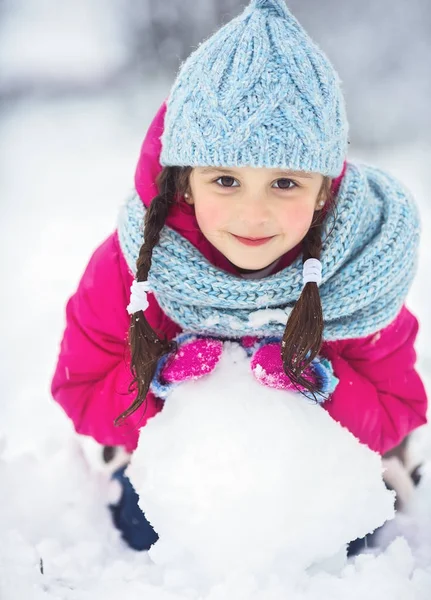 Winter Schattig Klein Meisje Het Hebben Van Plezier Buiten — Stockfoto