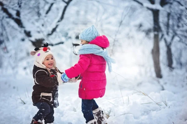 Zimą Cute Dzieci Zabawy Świeżym Powietrzu — Zdjęcie stockowe