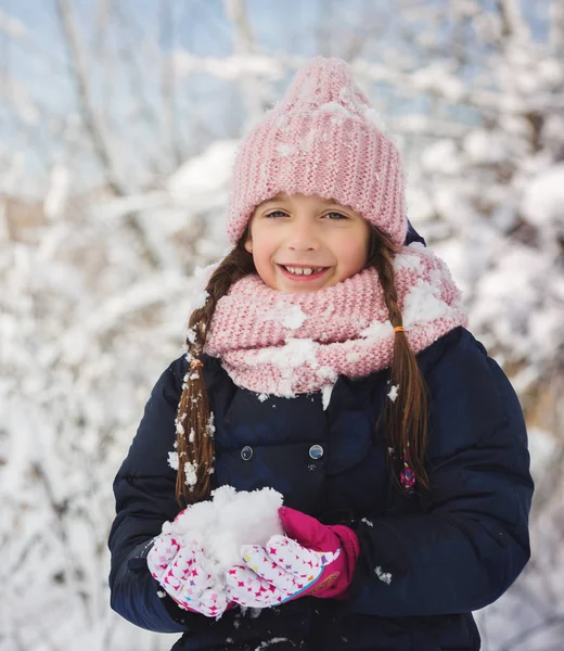 Zimą Cute Little Girl Zabawy Świeżym Powietrzu — Zdjęcie stockowe