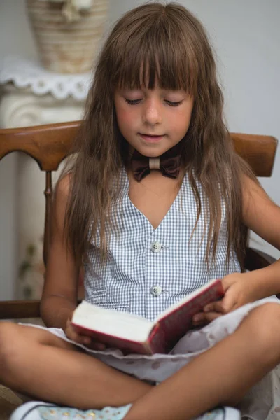 Söt Liten Flicka Läser Bok — Stockfoto