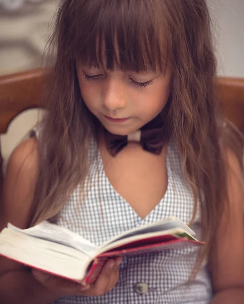 Carino Libro Lettura Bambina — Foto Stock