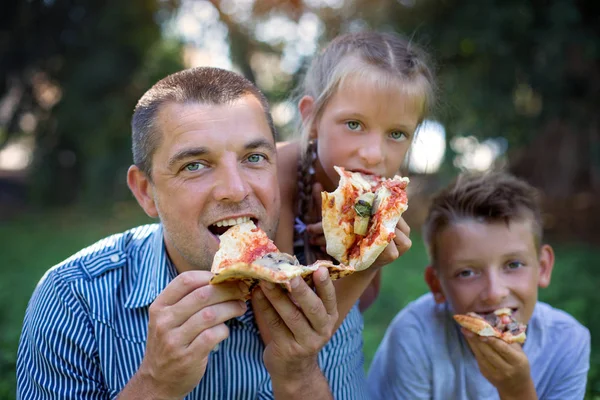 Picnic Father Con Niños Comiendo Pizza — Foto de Stock