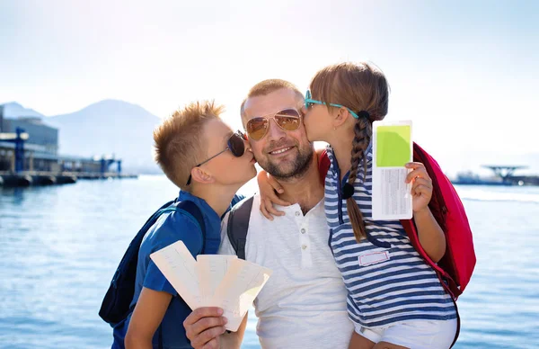 Sommerurlaubs Vater Mit Kindern Warten Auf Sommerurlaub Meer — Stockfoto