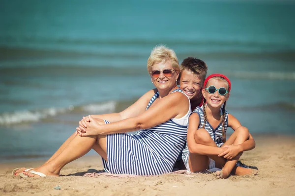 Avó Com Netos Divertindo Praia — Fotografia de Stock