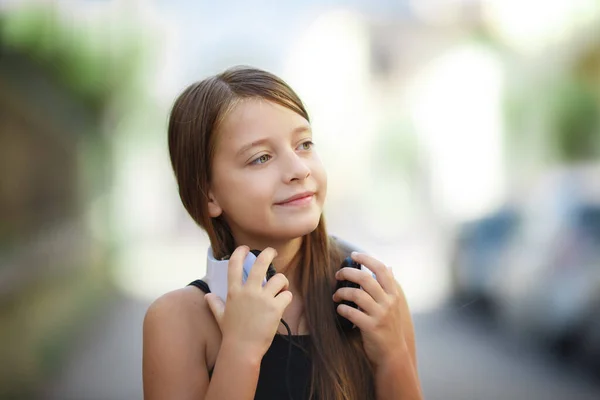 Niedliche Teenager Mädchen Läuft Mit Kopfhörern Der Früh — Stockfoto