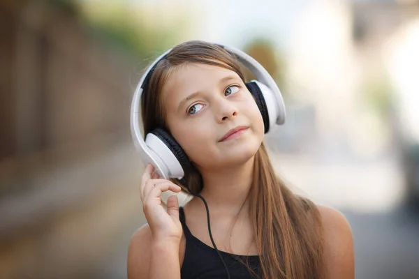 Χαριτωμένη Έφηβη Κοπέλα Τρέχει Ακουστικά Πρωί — Φωτογραφία Αρχείου