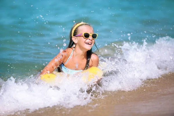 Verano Niños Nadando Divirtiéndose Juntos — Foto de Stock