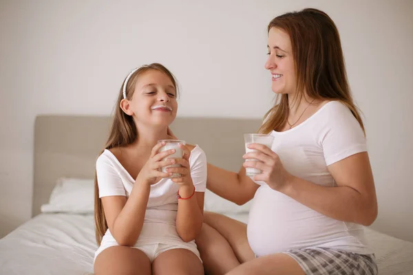 Hamile Anne Kızına Süt Içiyor — Stok fotoğraf