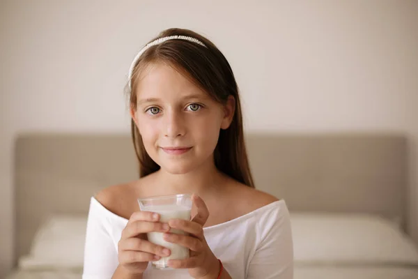 Portret Van Schattig Meisje Drinken Melk Thuis — Stockfoto