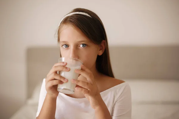 Portret Van Schattig Meisje Drinken Melk Thuis — Stockfoto