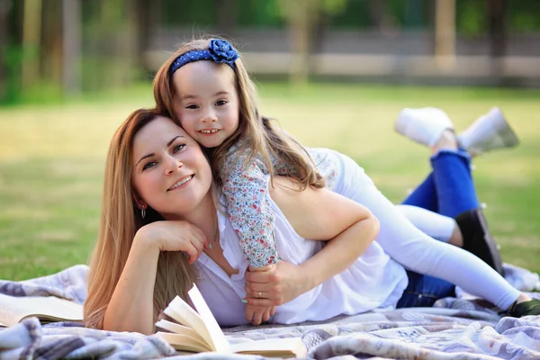 Primavera Bambina Con Madre Che Legge Libro Interessante All Aperto — Foto Stock