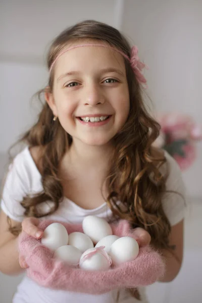 Concepto Pascua Linda Chica Adolescente Sosteniendo Huevos Pascua Casa — Foto de Stock