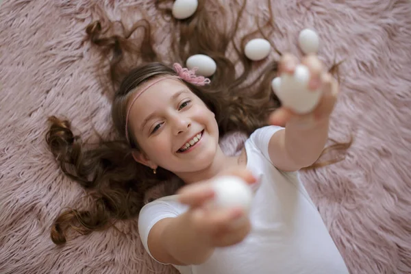 Paskalya Konsepti Paskalya Yumurtalarını Elinde Tutan Tatlı Bir Genç Kız — Stok fotoğraf