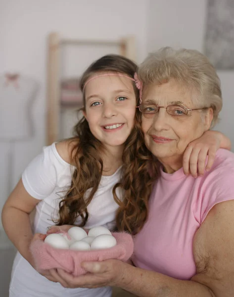 Påskkonceptet Mormor Med Barnbarn Håller Påskägg Hemma — Stockfoto