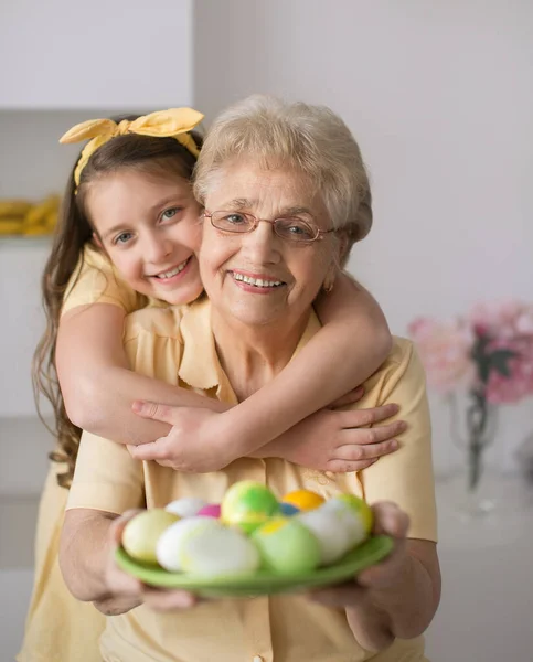 Conceito Páscoa Avó Com Neta Estão Segurando Ovos Páscoa Casa — Fotografia de Stock
