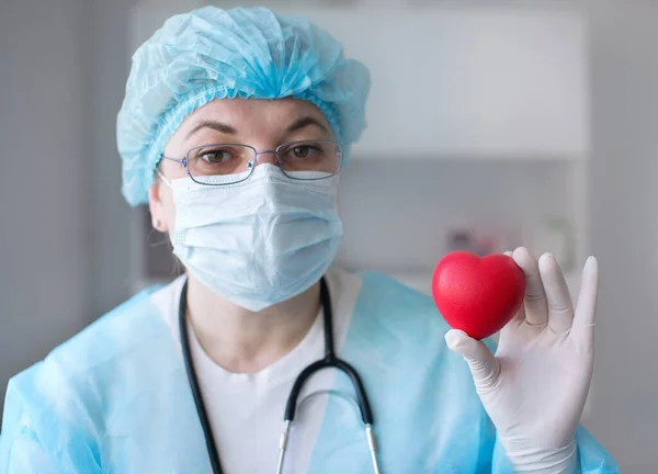 Cuidados Saúde Conceito Médico Covid Médico Feminino Segurando Forma Coração — Fotografia de Stock