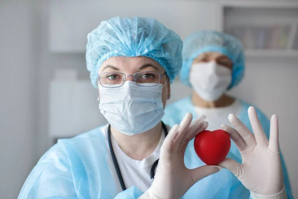 Cuidados Saúde Conceito Médico Covid Médicas Femininas Segurando Forma Coração — Fotografia de Stock