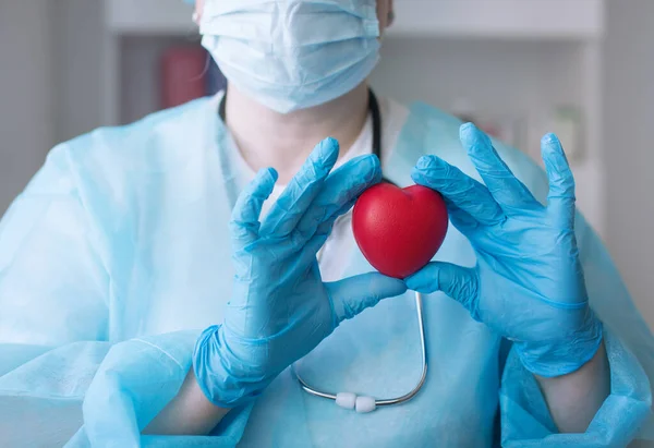 Gesundheitswesen Und Medizinisches Konzept Covid Ärztin Mit Roter Herzform — Stockfoto