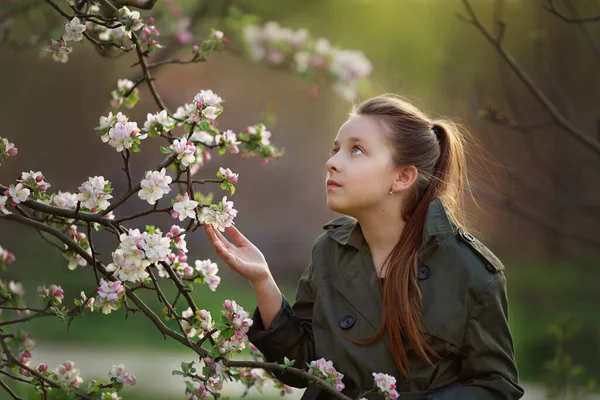 Primer Plano Retrato Primavera Hermosa Chica Parque —  Fotos de Stock
