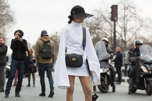 Estilo de rua, Inverno de Autum Paris Fashion Week 2017, Dia 4, Paris — Fotografia de Stock