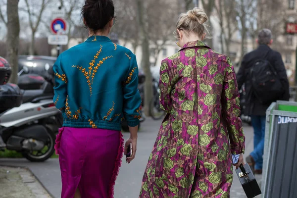 Estilo de rua, Inverno de Autum Paris Fashion Week 2017, Dia 4, Paris — Fotografia de Stock