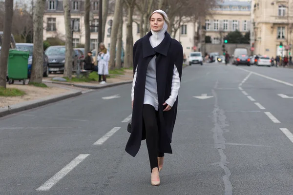 Estilo de rua, Inverno de Autum Paris Fashion Week 2017, Dia 4, Paris — Fotografia de Stock