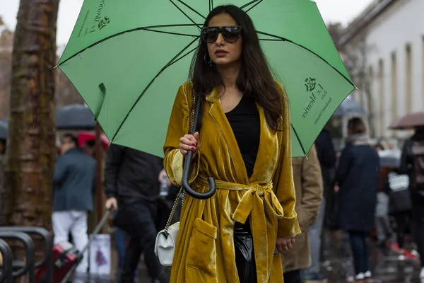 Estilo de rua, Inverno de Autum Paris Fashion Week 2017, Dia 5, Paris — Fotografia de Stock