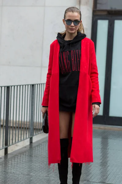 Модель Джозефин Скривер после Элли Сааб, Paris Fashion Week Autum Winter 2017 — стоковое фото