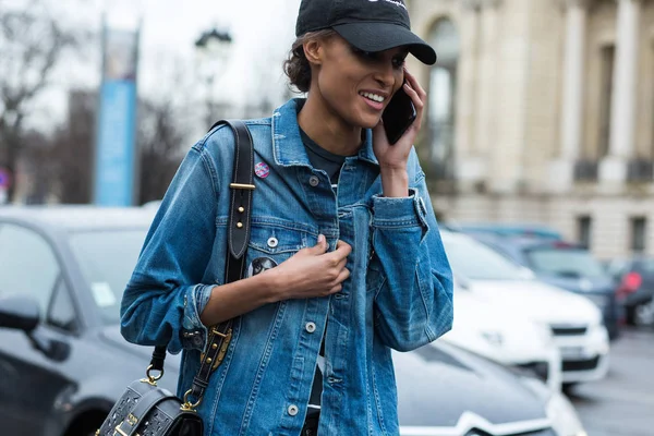 Модель Синди Бруна после Эли Сааб, Paris Fashion Week Autum Wint — стоковое фото