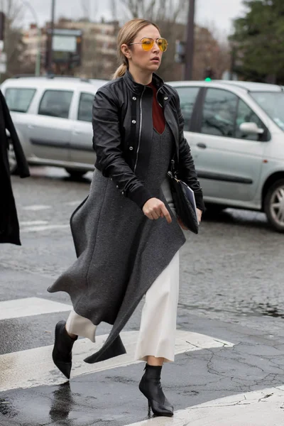 Estilo de rua, Inverno de Autum Paris Fashion Week 2017, Dia 6, Paris — Fotografia de Stock