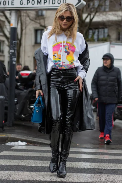 ストリート スタイル、パリのファッション週間秋冬 2017 日 6、パリ — ストック写真