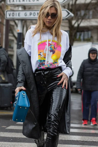 Street Style, Paris Fashion Week Autum Winter 2017, Day 6, Paris — Stock Photo, Image