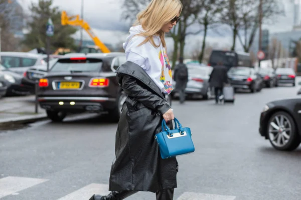 Street Style, Paris Fashion Week Autum Winter 2017, dag 6, Parijs — Stockfoto