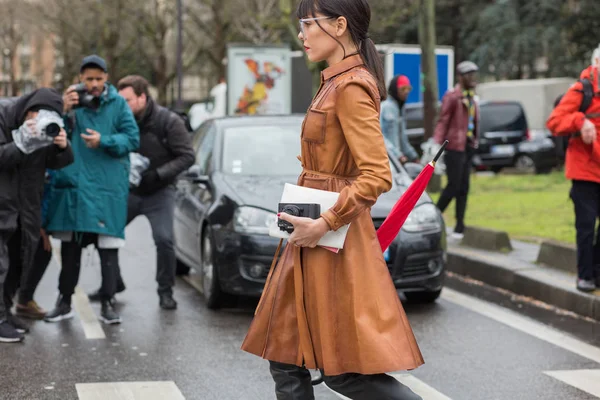 Street Style, Paris Fashion Week Autum Winter 2017, dag 6, Parijs — Stockfoto