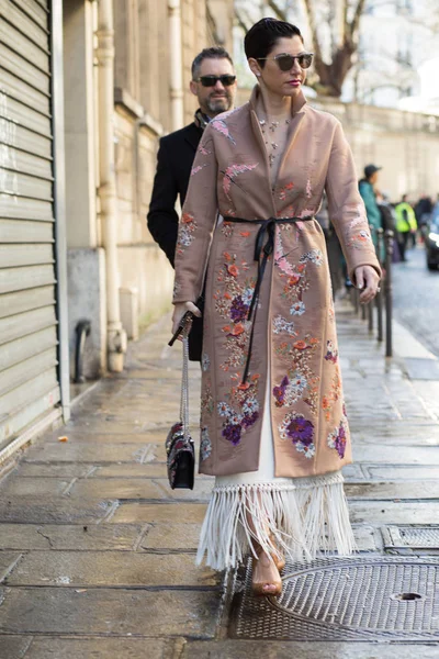 Street Style, párizsi divat héten őszi téli 2017, nap 6, Párizs — Stock Fotó