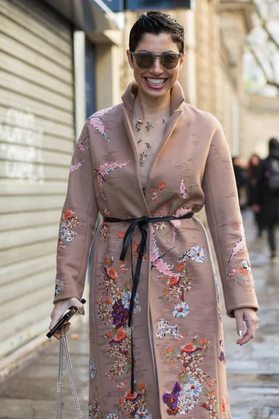 Street Style, Paris Fashion Week Autum Winter 2017, Day 6, Paris — Stock Photo, Image